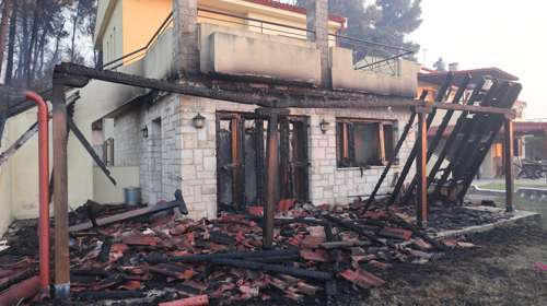 Τραγωδία στα Μοιραίικα Αχαΐας: Ανασύρθηκε νεκρός ένας άνδρας μετά από φωτιά σε σπίτι
