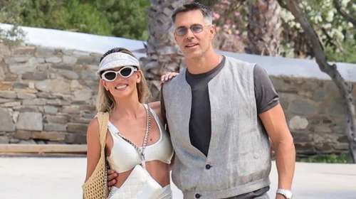 Το πρώτο wedding look της: Η Αθηνά Οικονομάκου με λευκό μπικίνι και κολακευτική φούστα στην Πάρο