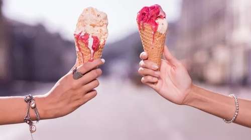 Ο Δημήτρης Μακρυνιώτης φτιάχνει παγωτό στρατσιατέλα με τρία υλικά