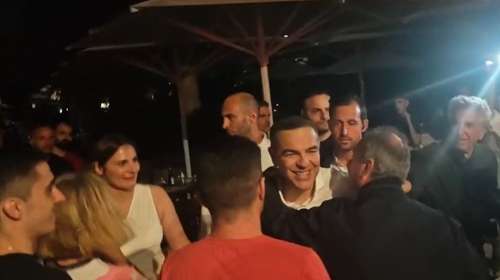 Στα λευκά η Μπέττυ Μπαζιάνα στο πλευρό του Τσίπρα στο Θησείο [βίντεο]