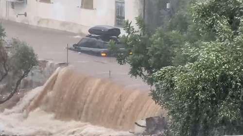 Χάος στη Μάνη: Γυναίκα χτυπήθηκε από κεραυνό και οι δρόμοι έγιναν ποτάμια από καταρρακτώδη βροχή - Eικόνες καταστροφής βίντεο]