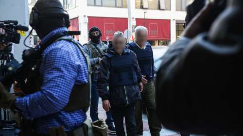 Με χειροπέδες και αλεξίσφαιρο βγήκε από το δικαστήριο ο "Έλληνας Εσκομπάρ" - Πήρε προσθεσμία για την Πέμπτη