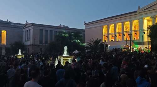 Αντιπολεμική συναυλία για την Παλαιστίνη: Πλήθος κόσμου στα Προπύλαια - Ετοιμάζεται νέα ελληνική αποστολή [βίντεο]