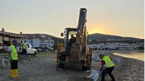 Χαλκιδική: Ο Δήμος ξήλωσε 100 "μόνιμες" ομπρέλες και λίγες ώρες μετά τις ξαναέβαλαν
