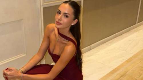 Η Νταίζη Νίκα πιο sexy από ποτέ: Ποζάρει με mini εξώπλατο φόρεμα