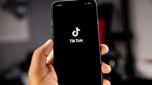 EE: Πώς γίνεται εθιστικό στα παιδιά το TikTok - Στο μικροσκόπιο οι βλαβερές του συνέπειες