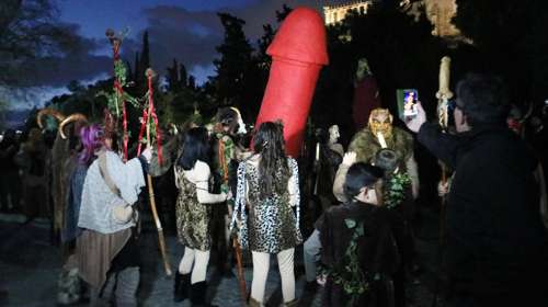 Καρναβάλι στην Αθήνα με "Φαλληφόρια" στη Διονυσίου Αρεοπαγίτου [εικόνες]