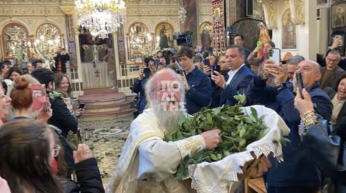Χίος: Ο viral "ιπτάμενος" ιερέας έκανε την Πρώτη Ανάσταση στην Ευαγγελίστρια [βίντεο]