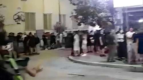 Αλεξανδρούπολη: Ανήλικοι φωνάζουν συνθήματα υπέρ της Χρυσής Αυγής, χαιρετούν ναζιστικά και πετούν αβγά
