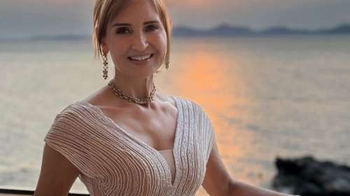 Μάρα Ζαχαρέα: Chic σε δείπνο στην Πάρο - Με φόντο το ηλιοβασίλεμα