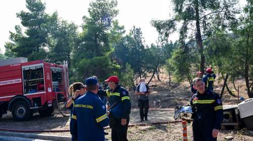 Φωτιά στην Άνδρο στο Κάτω Απρόβατο: Μήνυμα του 112 για ετοιμότητα, επιχειρεί ελικόπτερο
