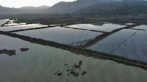 "Φούσκωσε" ο Λούρος από τις βροχοπτώσεις:  Καλλιέργειες "βυθίστηκαν" στο νερό, ο κάμπος έχει μετατραπεί σε λίμνη