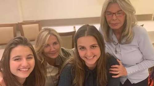 Η μητέρα της Μαρέβας Μητσοτάκη σε εστιατόριο στη Μονεμβασιά - Με chic φθινοπωρινό σύνολο