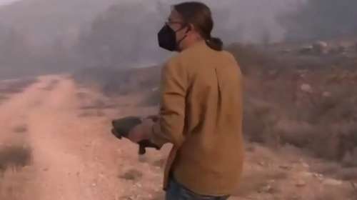 Φωτιά στον Κουβαρά: Δημοσιογράφος διέκοψε το live για να σώσει χελώνα από τις φλόγες [βίντεο]