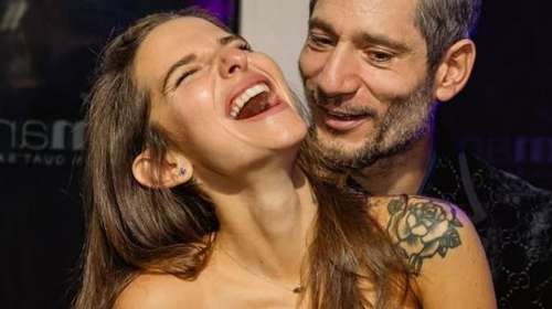 Εριέττα Κούρκουλου Λάτση- Βύρωνας Βασιλειάδης: Ο ρομαντικός χορός σε πάρτι - Με κόκκινη μάξι δημιουργία η επιχειρηματίας