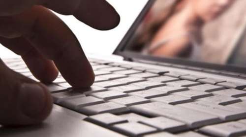 Λαύριο: Αδέλφια 14 και 17 ετών συνελήφθησαν για πορνογραφία ανηλίκων - Δημοσίευαν ψεύτικες γυμνές φωτό συμμαθητριών τους