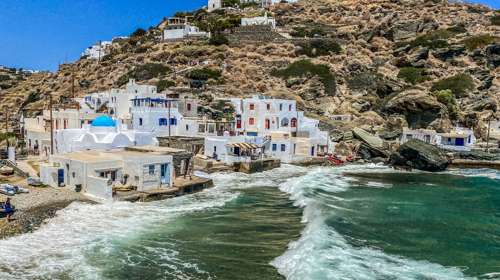 Το κυκλαδονήσι που "πρωταγωνιστεί" φέτος: Φυσικές ομορφιές, αυθεντική ατμόσφαιρα, γραφικά χωριά