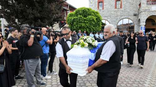 Γυναικοκτονία στη Δράμα: Θρήνος στην κηδεία της Αντιγόνης - Σε άσχημη ψυχολογική κατάσταση τα παιδιά της