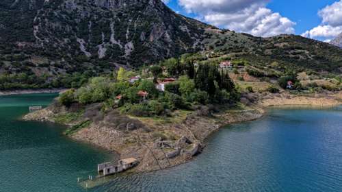 Σε υψηλά επίπεδα η στάθμη της λίμνης Μόρνου - Βυθισμένο το χωριό Κάλλιο [εικόνες]