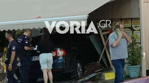 Θεσσαλονίκη: Αυτοκίνητο "πέρασε" μέσα από τζαμαρία καταστήματος και "προσγειώθηκε" στο εσωτερικό - Δύο τραυματίες