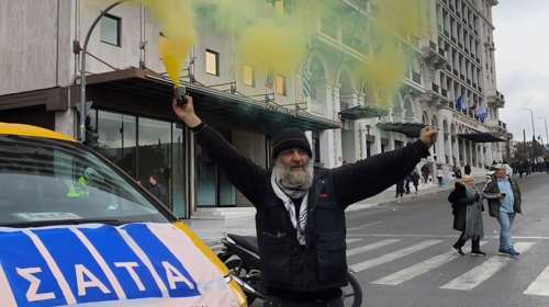 Ο άνθρωπος με το καπνογόνο στις πορείες των ταξί – "Η κιτρινιάρα είναι μέρος της ζωής μου