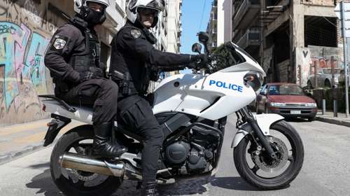 Καταδίωξη στο Κερατσίνι: 15χρονος οδηγούσε κλεμμένη μηχανή, παραβίασε κόκκινο και χτύπησε μοτοσικλέτα της ΔΙΑΣ