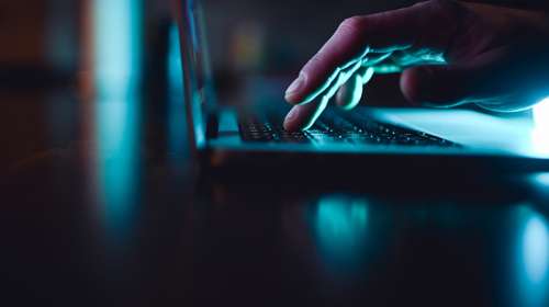 To Υπουργείο Ανάπτυξης προειδοποιεί για email-απάτη με δήθεν "δωρεάν πακέτο γιορτών"