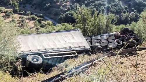 Λακωνία: Φορτηγό έπεσε σε γκρεμό - Νεκρός ο 48χρονος οδηγός, τραυματίας ο συνοδηγός