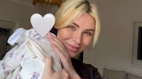 Κατερίνα Καινούργιου: Ποζάρει με την κόρη της και απαντά στα "αρνητικά και χυδαία σχόλια" – "Έγινα μαμά αλλά παραμένω γυναίκα"