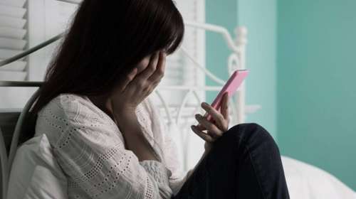 Revenge porn: Γνωστός παρουσιαστής καταδικάστηκε για ροζ βίντεο με την πρώην σύντροφό του
