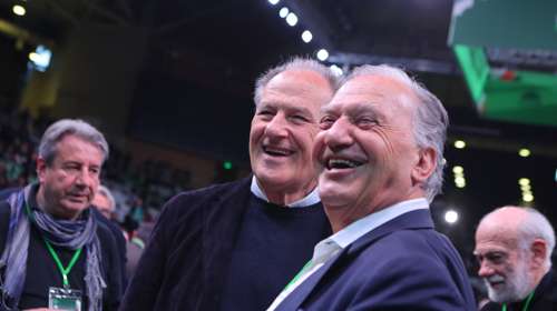 ΠΑΣΟΚ: Αγκαλιές, χαμόγελα, selfies και πηγαδάκια στο συνέδριο - Τα στιγμιότυπα που ξεχώρισαν [εικόνες]