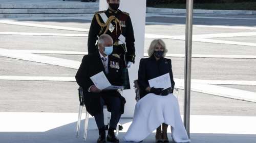 Παρέλαση 25ης Μαρτίου: Η Καμίλα με λευκή κουβέρτα για το κρύο δίπλα στην Κάρολο