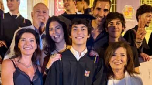 Η σπάνια εμφάνιση του Έλληνα εφοπλιστή Γιώργου Βερνίκου - Περήφανος στην αποφοίτηση του εγγονού του