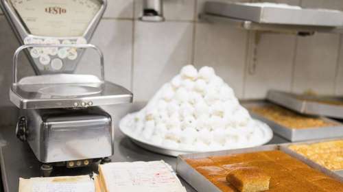 Τα παλαιότερα ζαχαροπλαστεία της Θεσσαλονίκης: Επί 8 δεκαετίες παραμένουν "γλυκά", νοτισμένα με μυρωδιές