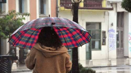 Χειμωνιάτικο και σήμερα το σκηνικό με κρύο και βροχές - Με τι καιρό θα γίνουν οι παρελάσεις