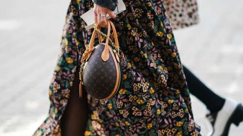 Louis Vuitton: Η εμβληματική σοκολατένια "Egg Bag" επιστρέφει με χρώμα και υψηλή αισθητική