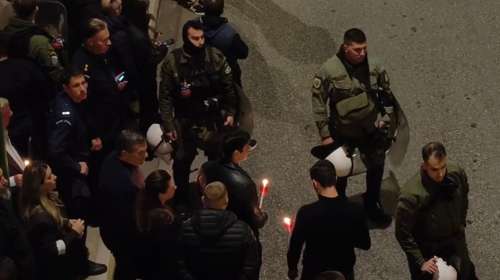 Ανάσταση με τα ΜΑΤ στον Νέο Κόσμο: Μπλόκο στο "έθιμο" με τις μολότοφ, με ελέγχους και προσαγωγές