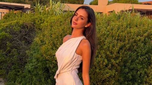 Το elegant δωμάτιο που μένει η Νταίζη Νίκα στο Λονδίνο: Η minimal διακόσμηση και ο καθρέφτης έργο τέχνης