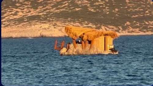 Κουφονήσια: Πλωτή καντίνα σε παραλία Natura – Eντονες αντιδράσεις των κατοίκων