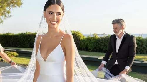Αλεξάνδρα Νίκα: Εντυπωσιακό παρανυφάκι με Celia Kritharioti φόρεμα στην παιδική της ηλικία