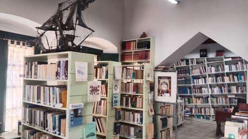 Η δημοτική βιβλιοθήκη Λέρου, μια ζωντανή "κιβωτός" γνώσης με πάνω από 21.000 τίτλους βιβλίων