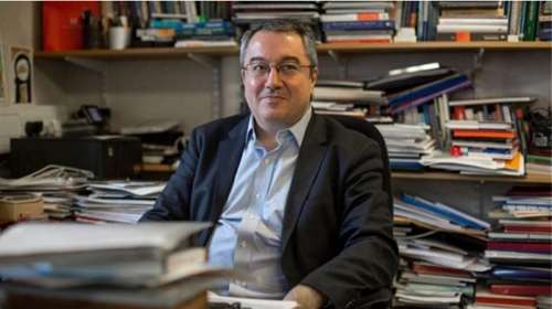 Το τρολάρισμα του Ηλία Μόσιαλου για εμβολιασμό και... καλή τύχη