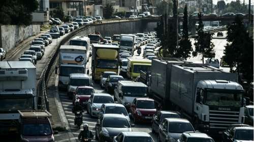 Στο "κόκκινο" οι δρόμοι - Μποτιλιάρισμα σε πολλές κεντρικές αρτηρίες, μεγάλες καθυστερήσεις