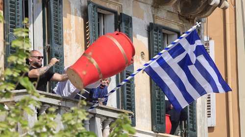 Κέρκυρα: Ατύχημα από τους Μπότηδες - Τραυματίστηκε γυναίκα από κανάτι που έπεσε στο κεφάλι της