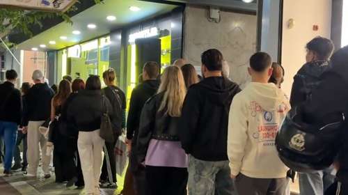 Θεσσαλονίκη: Το φαινόμενο ΛΕΞ "χτύπησε" ξανά - Ουρές στην Τσιμισκή για ένα καπέλο [βίντεο]