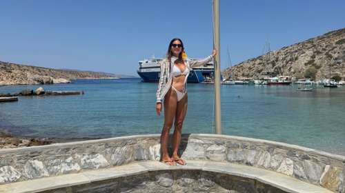 Σταματίνα Τσιμτσιλή: Οι πόζες με πορτοκαλί μπικίνι στη Σίκινο [εικόνες]