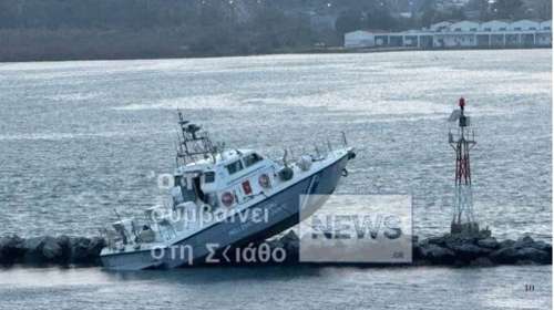 Βόλος: Σκάφος του Λιμενικού "καρφώθηκε" στα βράχια πάνω στον κυματοθραύστη