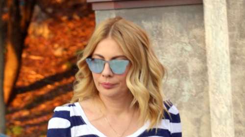 Στην Αίγινα η Σμαράγδα Καρύδη - Με αμάνικο και bucket καπέλο