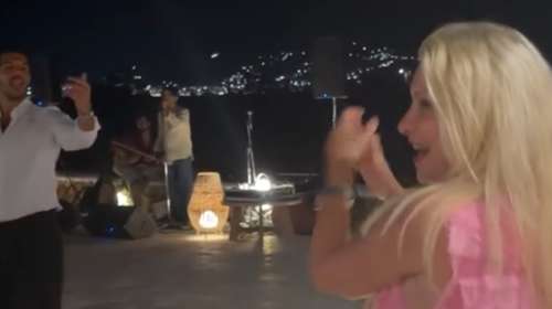 "Τα έσπασε" η Ελένη Μενεγάκη σε πριβέ γλέντι με λαμπερούς καλεσμένους στη Νάξο [εικόνες - βίντεο]
