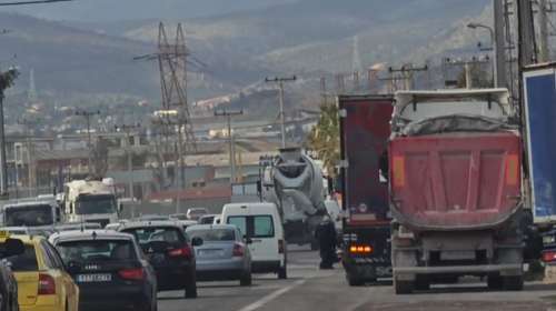 Χάος στην Αθηνών - Κορίνθου: Καραμπόλα πέντε φορτηγών στο ύψος του Ασπρόπυργου - Ουρά χιλιομέτρων